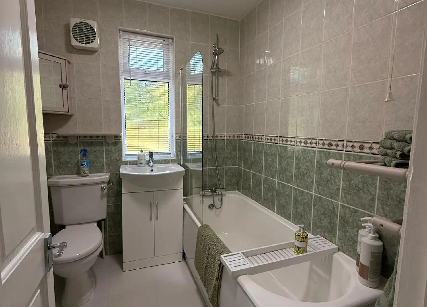 Canalside Lovely Location Walking Distance To East Riddlesden Hall Close To Worth Valley Railway , Haworth, Skipton, Ilkley & Backs On To The Leeds-Liverpool Canal Keighley Regno Unito