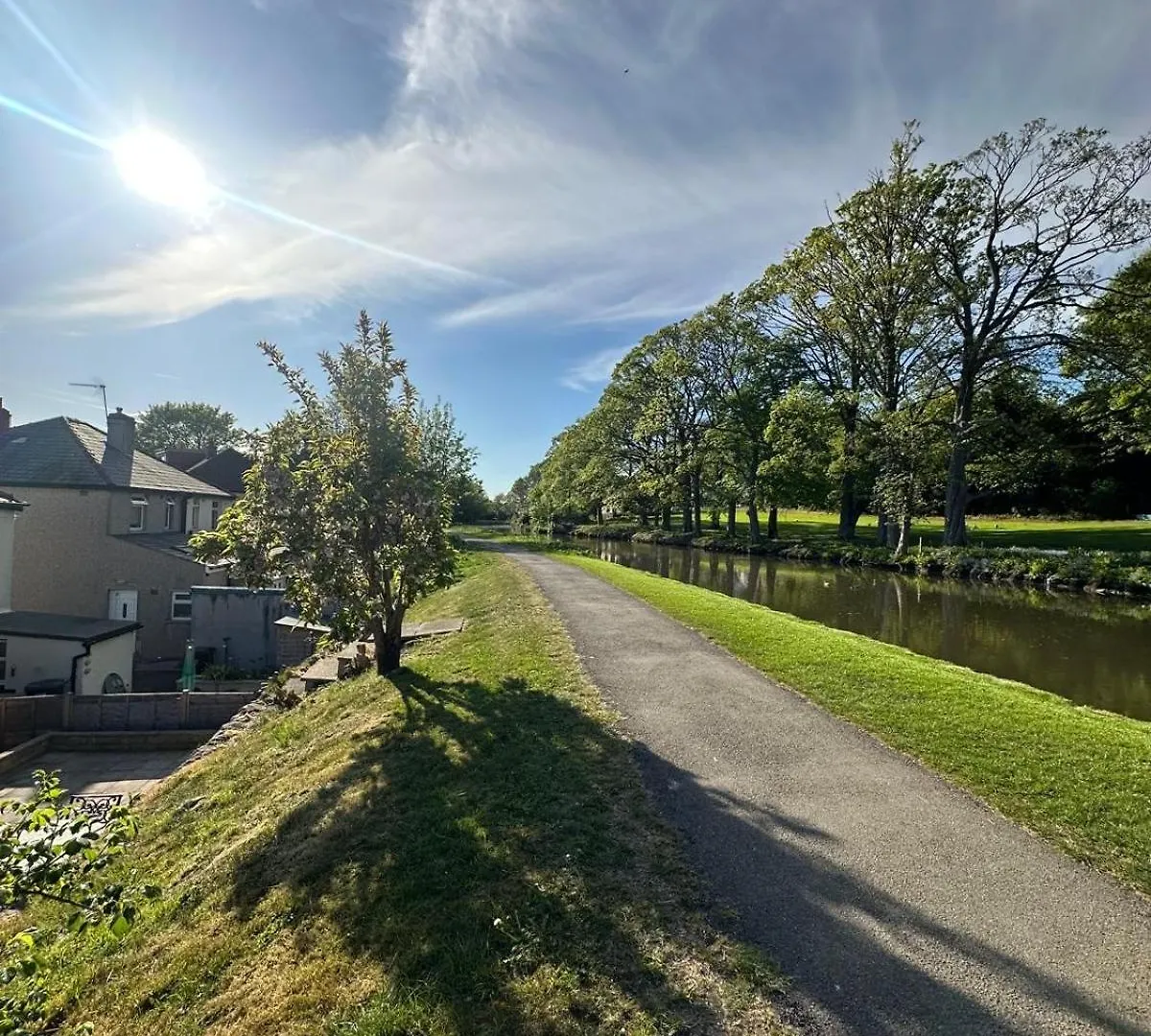 Vakantiehuis Canalside Lovely Location Walking Distance To East Riddlesden Hall Close To Worth Valley Railway , Haworth, Skipton, Ilkley & Backs On To The Leeds-Liverpool Canal Keighley