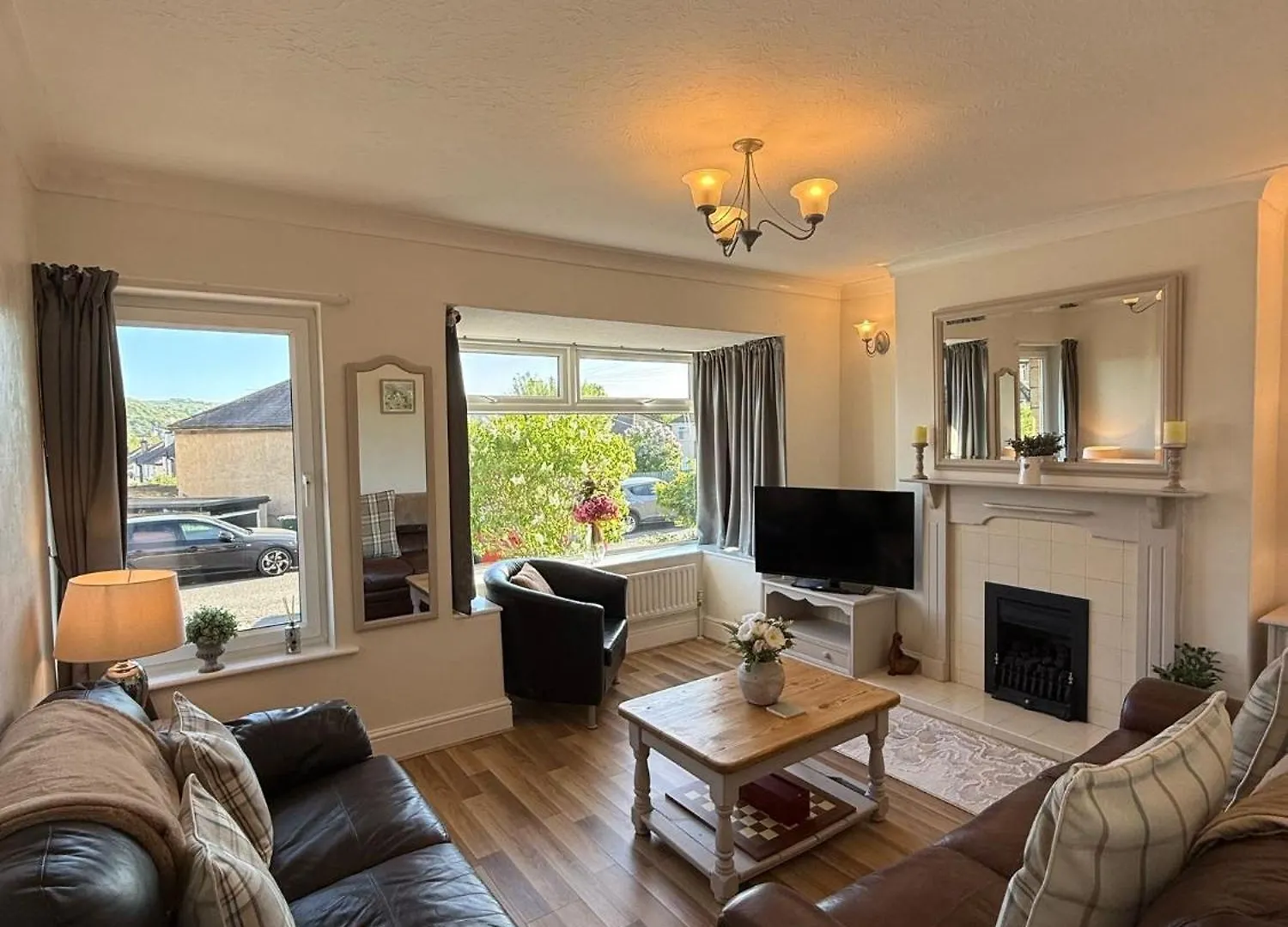 Canalside Lovely Location Walking Distance To East Riddlesden Hall Close To Worth Valley Railway , Haworth, Skipton, Ilkley & Backs On To The Leeds-Liverpool Canal Keighley