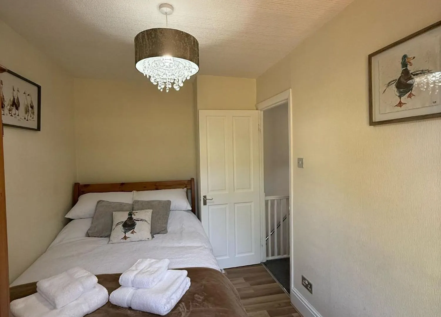 Vakantiehuis Canalside Lovely Location Walking Distance To East Riddlesden Hall Close To Worth Valley Railway , Haworth, Skipton, Ilkley & Backs On To The Leeds-Liverpool Canal Keighley